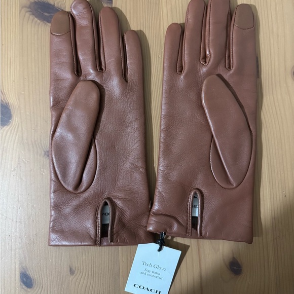 🥰 Coach Sculpted Signature Leather Tech Gloves Saddle - Picture 4 of 7